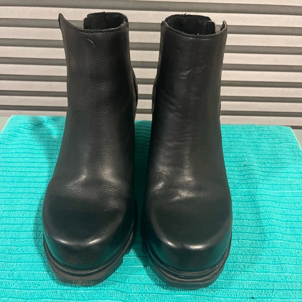 Black leather Sorrel size 6
